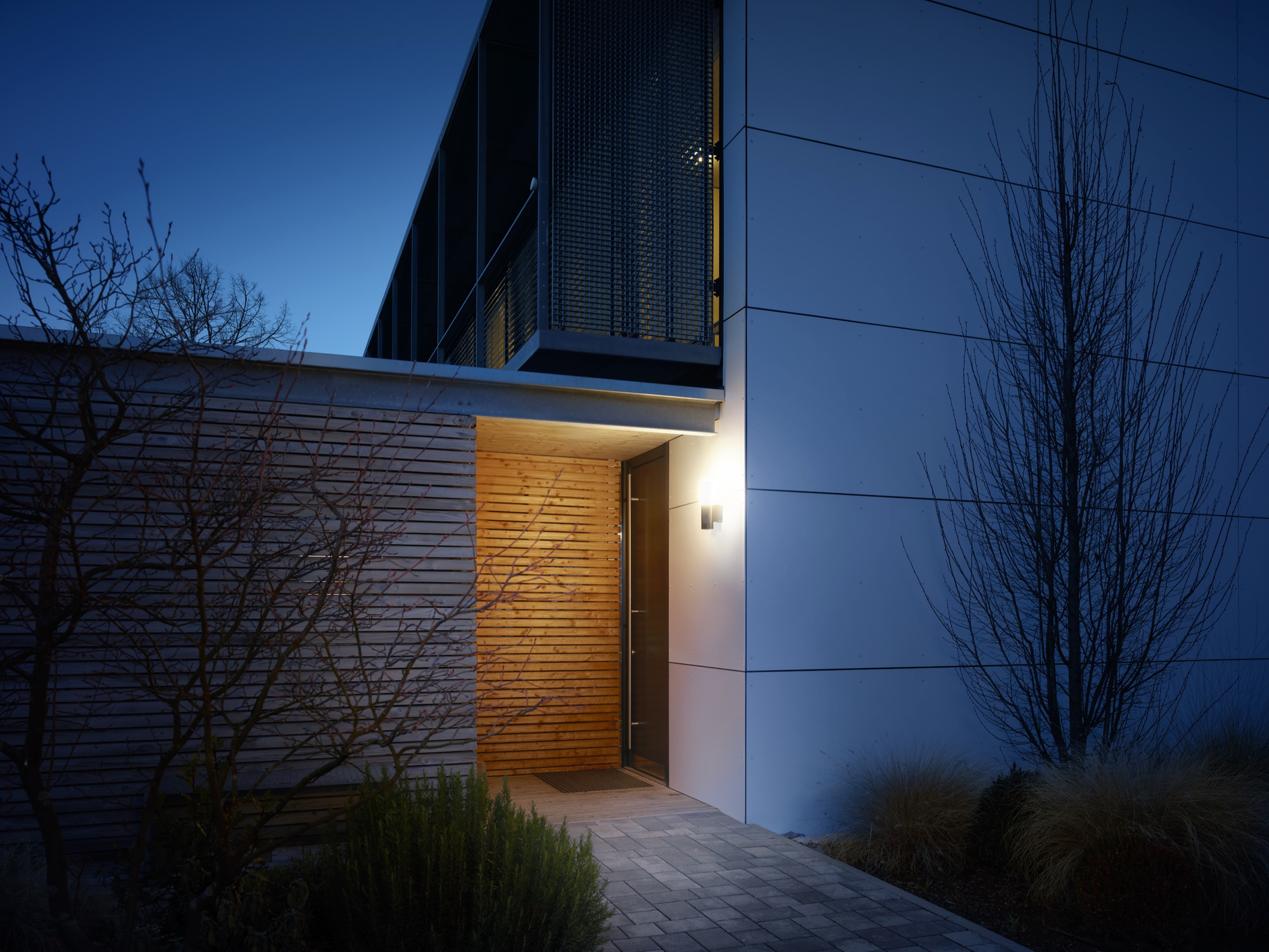 A STEINEL L 620 CAM sensor-light camera lighting a modern house entrance at dusk